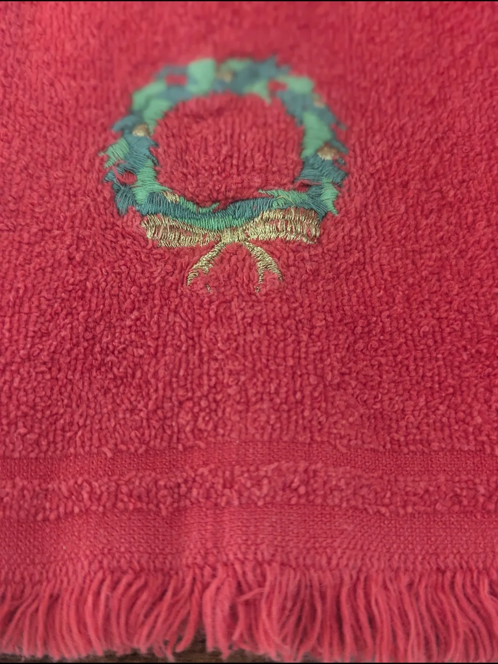 Red Christmas Wreath Fringed Guest Towels - Set of 2 Vintage